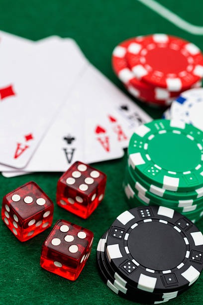 Nolimit City slot game displaying 5 reels, symbol combinations, and payout table on maluku